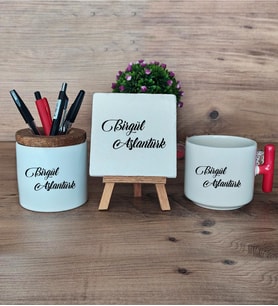 Kişiye Özel İsim Soyisim Hediye Sepeti Kupa Bardak T Kulplu, Kalemlik ve Dekoratif Taş Anneye Babaya Arkadaşa Kardeşe Hediye (Model 1)