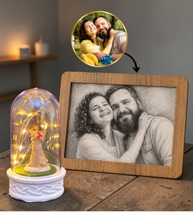 Kişiye Özel Karakalem Fotoğraflı Çerçeve ve Led Işıklı Şans Melekli Fanus Hediye Seti