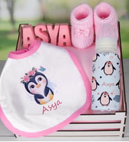 eJOYA Ahşap Sandıkta Kişiye Özel Önlük Biberon Taş İsimlik Ve Patik Bebek Hediye Seti 109529 (Pembe)