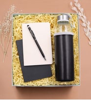 Kişiye Özel Deri Kılıflı 500 Ml Su Matarası & Kişiye Özel Touch Pen & 2'li Dikişli Mini Not Defteri Hediye Seti (Siyah)