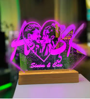 Kişiye Özel Resimli Aşk 3d Led Gece Lambası Ahşap Altlıklı (Pembe)
