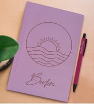 BK Gift Kişiye Özel İsimli Lila Sert Kapaklı Defter ve Tükenmez Kalem Seti, Arkadaşa Hediye, Yeni İş Hediyesi, Doğum Günü Hediyesi (Model 4)