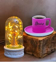 Kişiye Özel İsimli Kahve Fincanı ve Işıklı Beyaz Melekli Fanus (Farklı Renk Seçenekleri) (Pembe)