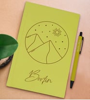 BK Gift Kişiye Özel İsimli Sarı Sert Kapaklı Defter ve Tükenmez Kalem Seti, Arkadaşa Hediye, Yeni İş Hediyesi, Doğum Günü Hediyesi (Model 3)