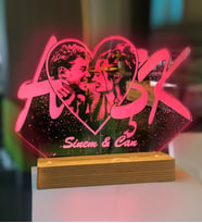 Kişiye Özel Resimli Aşk 3d Led Gece Lambası Ahşap Altlıklı (Kırmızı)