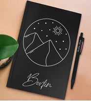 BK Gift Kişiye Özel İsimli Siyah Sert Kapaklı Defter ve Tükenmez Kalem Seti, Arkadaşa Hediye, Yeni İş Hediyesi, Doğum Günü Hediyesi (Model 3)