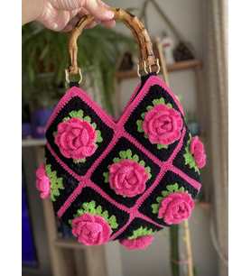 Örgü Gül Motifli Akrilik Saplı Çanta (Neon Pembe)