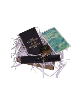 Kitap Kurtları İçin Anlamlı Hediye Kutusu - Kişiye Özel Defter- Kalem ve Dekoratif Kuru Çiçek Buketi (Model 2)