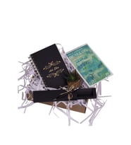 Kitap Kurtları İçin Anlamlı Hediye Kutusu - Kişiye Özel Defter- Kalem ve Dekoratif Kuru Çiçek Buketi (Model 2)