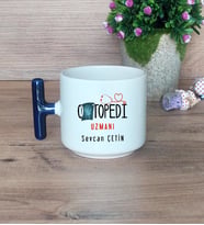 Ortopedi Uzmanı Hediye Sepeti Kupa Bardak T Kulplu, Kalemlik ve Ahşap Telefon Standı Tıp Bayramı Hediyesi (Model 2)