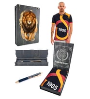 Galatasaray Orijinal Lisanslı Arma T-shirt + Bileklik Set Hediyelik Ahşap Kutulu (STD)