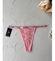 Victoria Yanları V Aksesuarlı %95 Pamuklu Fitilli Tanga (Pembe)