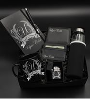 Kişiye Özel Siyah Ajanda Defter & Siyah Kupa & Cüzdan & Kartvizitlik & Zippo Tarzı Çakmak & Cam Suluk & Tükenmez Kalem Hediye Seti (Model 1)