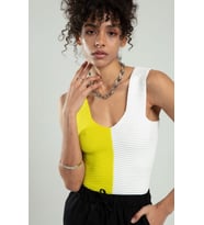 Sifu Tekstil İki Renkli Kadın Spor Askılı V Yaka Yığma Desen Triko Atlet Crop Top Bluz SFYZ1004 (Sarı-Beyaz)
