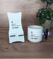 İsme Özel Eş Tasarımı Hediye Sepeti Kupa Bardak T Kulplu ve Ahşap Telefon Standı Eşe Yıldönümü Doğum Günü Hediyesi (Model 2)