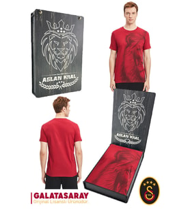Galatasaray Orijinal Lisanslı Aslan Baskılı Kırmızı T-Shirt Hediyelik Ahşap Kutulu (Çok Renkli)