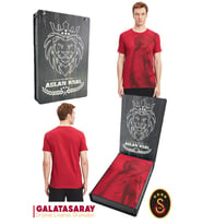 Galatasaray Orijinal Lisanslı Aslan Baskılı Kırmızı T-Shirt Hediyelik Ahşap Kutulu (Çok Renkli)