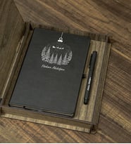 Kişiye Özel Yılbaşı Tasarımlı Ahşap Kutulu Ajanda Kalem Seti (Siyah Motifli)