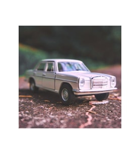 Mercedes e220 model 1/36 Ölçek 12cm çekbırak(ÖZEL PLAKALI) (Beyaz)