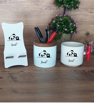 Sevimli Panda Hediye Sepeti Kupa Bardak T Kulplu, Kalemlik ve Ahşap Telefon Standı Arkadaşa Doğum Günü Hediyesi (Model 1)