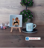 Motto Yeni Bir Ben Fotoğraflı Dekoratif Taş, Ahşap Altlıklı Türk Kahvesi Fincanı Hediye (Model 7)