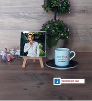 Komiser Yardımcısı Fotoğraflı Dekoratif Taş, Ahşap Altlıklı Türk Kahvesi Fincanı Hediye (Model 7)