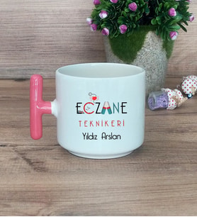 Eczane Teknikeri Hediye Sepeti Kupa Bardak T Kulplu, Kalemlik ve Ahşap Telefon Standı Eczacılar Günü Tıp Bayramı Hediyesi (Model 4)