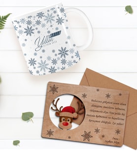 BK Gift Kişiye Özel Mutlu Yıllar Kupa Bardak ve Retro Ahşap Yılbaşı Tebrik Kartı Hediye Seti-7 (Beyaz)
