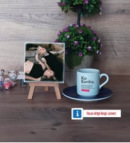 Kız Kardeş Fotoğraflı Dekoratif Taş, Ahşap Altlıklı Türk Kahvesi Fincanı Hediye (Model 4)