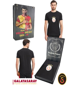 Galatasaray Orijinal Lisanslı Arma T-Shirt Metin Oktay Baskılı Hediyelik Ahşap Kutulu (Siyah)