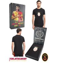 Galatasaray Orijinal Lisanslı Arma T-Shirt Metin Oktay Baskılı Hediyelik Ahşap Kutulu (Siyah)