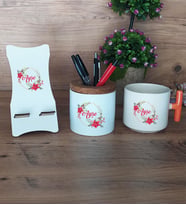 Çiçek Tasarımlı İsim Hediye Sepeti Kupa Bardak T Kulplu, Kalemlik ve Ahşap Telefon Standı Anneye Ablaya Kız Kardeşe (Model 7)