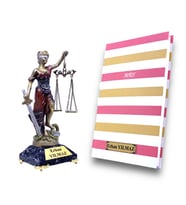 Kişiye Özel İsimli Hediye Seti, Siyah Mermer Tasarımlı Kaideli Adalet Heykeli ve Defter (Model 2)