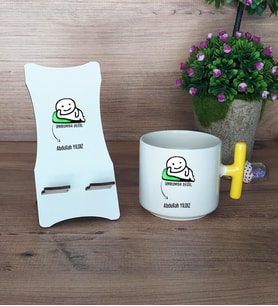 Umurumda Değil Hediye Sepeti Kupa Bardak T Kulplu ve Ahşap Telefon Standı Arkadaşa Hediye (Model 5)