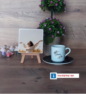İsme Özel Doğum Günü Hediyesi Fotoğraflı Dekoratif Taş, Ahşap Altlıklı Türk Kahvesi Fincanı Hediye (Model 7)