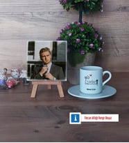 Gazeteci Fotoğraflı Dekoratif Taş, Ahşap Altlıklı Türk Kahvesi Fincanı Hediye (Model 2)