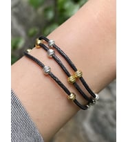Gümüş Dorika Boncuklu Gümüş Kazaziye Üç Zincirli Siyah Bileklik : Altın-Siyah - 19 cm : Siyah - Beyaz - 17 cm : Altın-Siyah - 20 cm : Karışık - 19 cm : Siyah - Beyaz - 20 cm (Karışık)