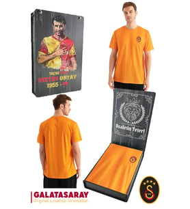 Galatasaray Orijinal Lisanslı Match Day T-Shirt Metin Oktay Baskılı Hediyelik Ahşap Kutulu (Sarı)