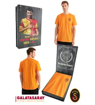 Galatasaray Orijinal Lisanslı Match Day T-Shirt Metin Oktay Baskılı Hediyelik Ahşap Kutulu (Sarı)