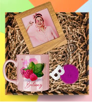 eJOYA Kişiye Özel Tasarım Kupa & Ponpon Anahtarlık & Fotoğraf Çerçeveli Hediye Kutusu 112937 (Pembe)