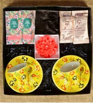 El Yapımı Çini Desenli Fincan Seti & Mehmet Efendi Kahve & Eyüp Sabri Tuncer Mendil & Lotus Mum (Sarı)