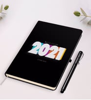 BK Gift Kişiye Özel 2024 Mutlu Yıllar Beyaz Defter ve Kalem Hediye Seti-5 (Siyah)
