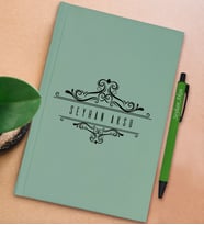 BK Gift Kişiye Özel İsimli Su Yeşili Sert Kapaklı Defter ve Tükenmez Kalem Seti, Arkadaşa Hediye, Yeni İş Hediyesi, Doğum Günü Hediyesi (Model 18)