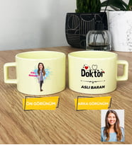 Kişiye Özel Karikatürlü Doktor Hediye Pastel Fincan Kadın Doktora Hediye Tıp Bayramı Hediyesi (Sarı)