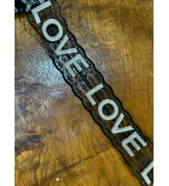 LOVE YAZILI TÜL ŞERİT DİKİŞ GİYİM AKSESUARI EN 4 CM (1 METRE ) (Siyah)