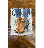 QUEEN YAZILI BONCUK İŞLME AYAKKABILI ARMA DİKİŞ APLİKE 23X19 CM (Mavi)