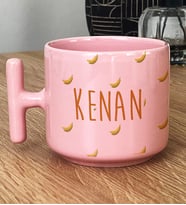 Kişiye Özel İsim Yazılı Hediye Pastel T Kupa Muz Desenli Meyveli (Pembe)