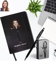 Kişiye Özel Öğretmen Karikatürlü Siyah Defter Kalem Çakmak Hediye Seti Bayan-1 (Model 2)