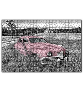 Cakapuzzle Siyah Beyaz Çayırlardaki Eski Kırmızı Araba  Puzzle Yapboz MDF (Ahşap) (1000 Parça)