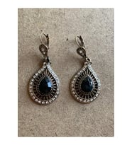 ÖZEL TASARIM BRONZ ZİRKON TAŞLI KÜPE (Siyah)